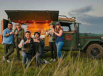 Soroi Luxury Migration Camp: Sundowner vor Barfahrzeug