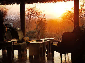 Tarangire Treetops: Sonnenuntergang in der Main Lounge