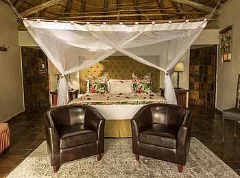 Thamalakane River Lodge: Schlafzimmer mit Sitzbereich