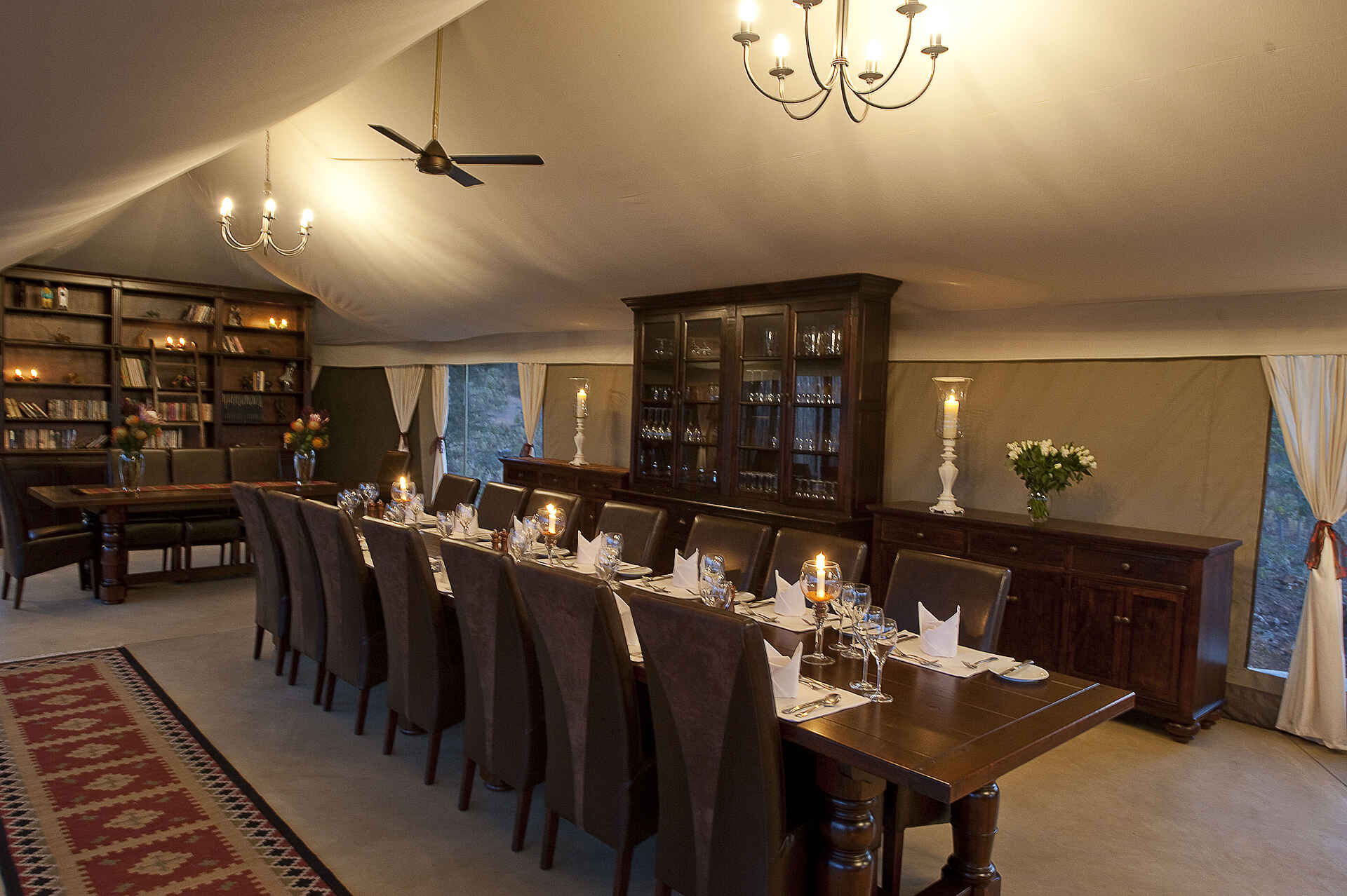 elephant camp, zimbabwe, Batoka Gorge, The Elephant Camp, Zambezi National Park, Bibliothek, Buchregal, Dinner, Esstisch, Speisesaal, Wild Horizons