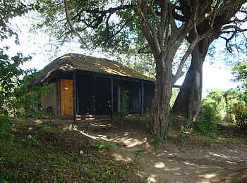 Vundu Camp: Gästechalet von außen Vundu Camp: Gästechalet von außen