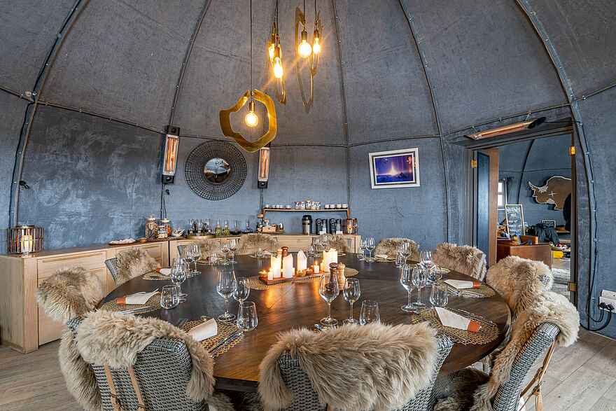 Whichaway Camp: Große Tafel für gemeinsame Dinner Whichaway Camp: Große Tafel für gemeinsame Dinner