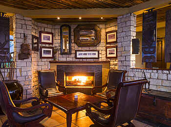 David Livingstone Safari Lodge: Feuerstelle mit Sitzmöglichkeiten David Livingstone Safari Lodge: Feuerstelle mit Sitzmöglichkeiten