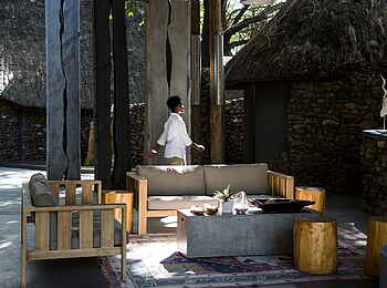 Simbavati River Lodge: Lounge Außen