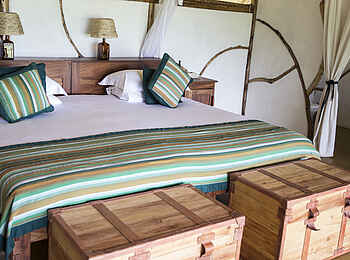 Baker's Lodge: Rustikales Doppelbett Baker's Lodge: Rustikales Doppelbett