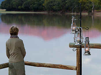 Chindeni Bushcamp: Sitzkissen auf dem Deck Chindeni Bushcamp: Sitzkissen auf dem Deck