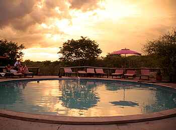 Etosha Safari Camp: Abendstimmung am Pool