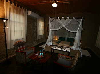 Fort Sesfontein: Die Zimmer bieten Sessel als Sitzgelegenheiten