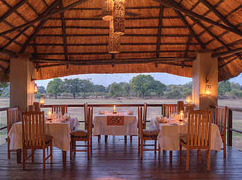 Kapani Lodge: Vorbau der Lodge mit Blick auf die Lagune