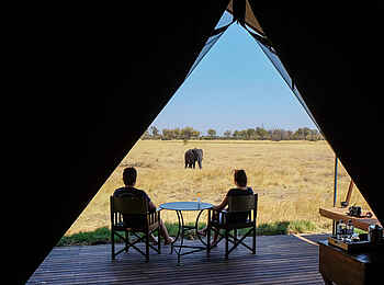 Little Machaba Camp: Blick aus einem Gästezelt über die private Terrasse auf das Okavango Delta