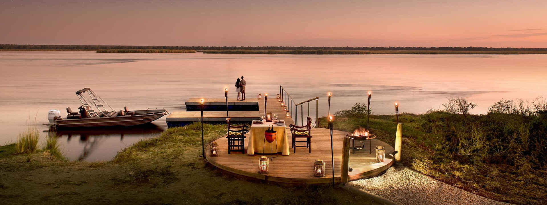 Romantische Stimmung an der Boma in der Lolebezi Lodge