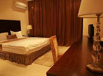 Mikhael's Hotel: Standard Room - Doppelbett und Schreibtisch Mikhael's Hotel: Standard Room - Doppelbett und Schreibtisch