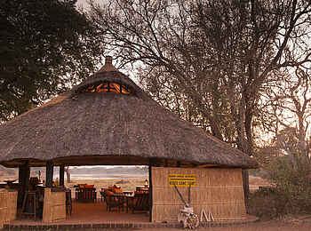 Nsefu Camp: Blick durch die Lounge