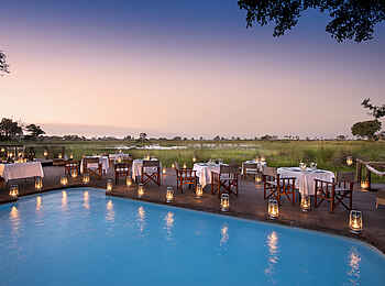 Nxabega Okavango Tented Camp: Terrasse am Pool im Kerzenlicht