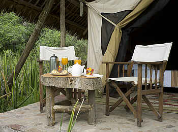 Olduvai Camp: Frühstück vor einem Gästechalet