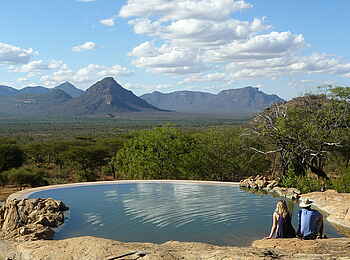 Sarara Camp: Pool und Mathews Bergkette Sarara Camp: Pool und Mathews Bergkette