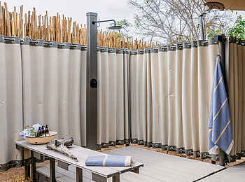 Saseka Tented Camp: Eine Außendusche Saseka Tented Camp: Eine Außendusche