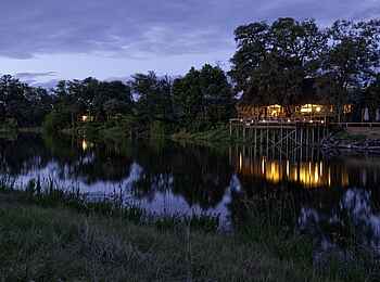 Savuti Camp: Am Abend über dem Wasser