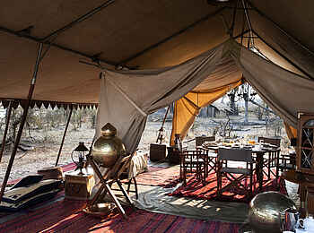 Selinda Explorers Camp: Hauptzelt mit Esstisch Selinda Explorers Camp: Hauptzelt mit Esstisch