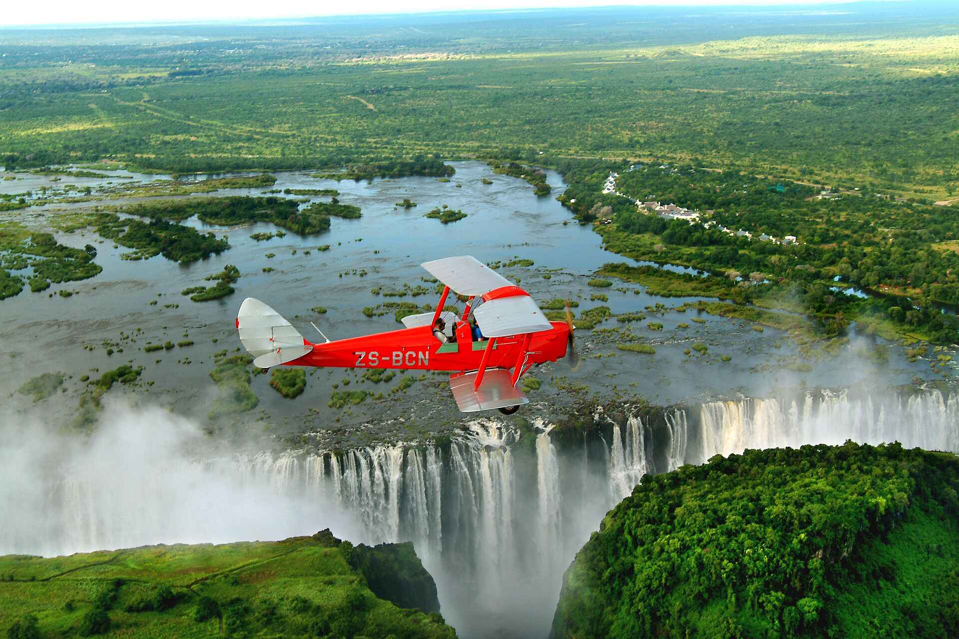 Aktivitäten, Flugzeug, Gischt, Hotel, Livingstone, Luftbild, Mosi-oa-Tunya, Oldtimer, Sambesi, Spray, Sun International, The Royal Livingstone, Victoria Falls, Viktoriafälle, Wasserfälle, Zambezi