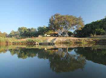 Waterberry Lodge: Blick vom Fluss auf die Lodge