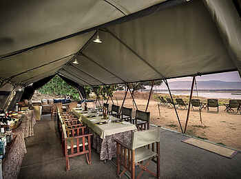 Zambezi Expeditions Camp: Das Speisezelt Zambezi Expeditions Camp: Das Speisezelt