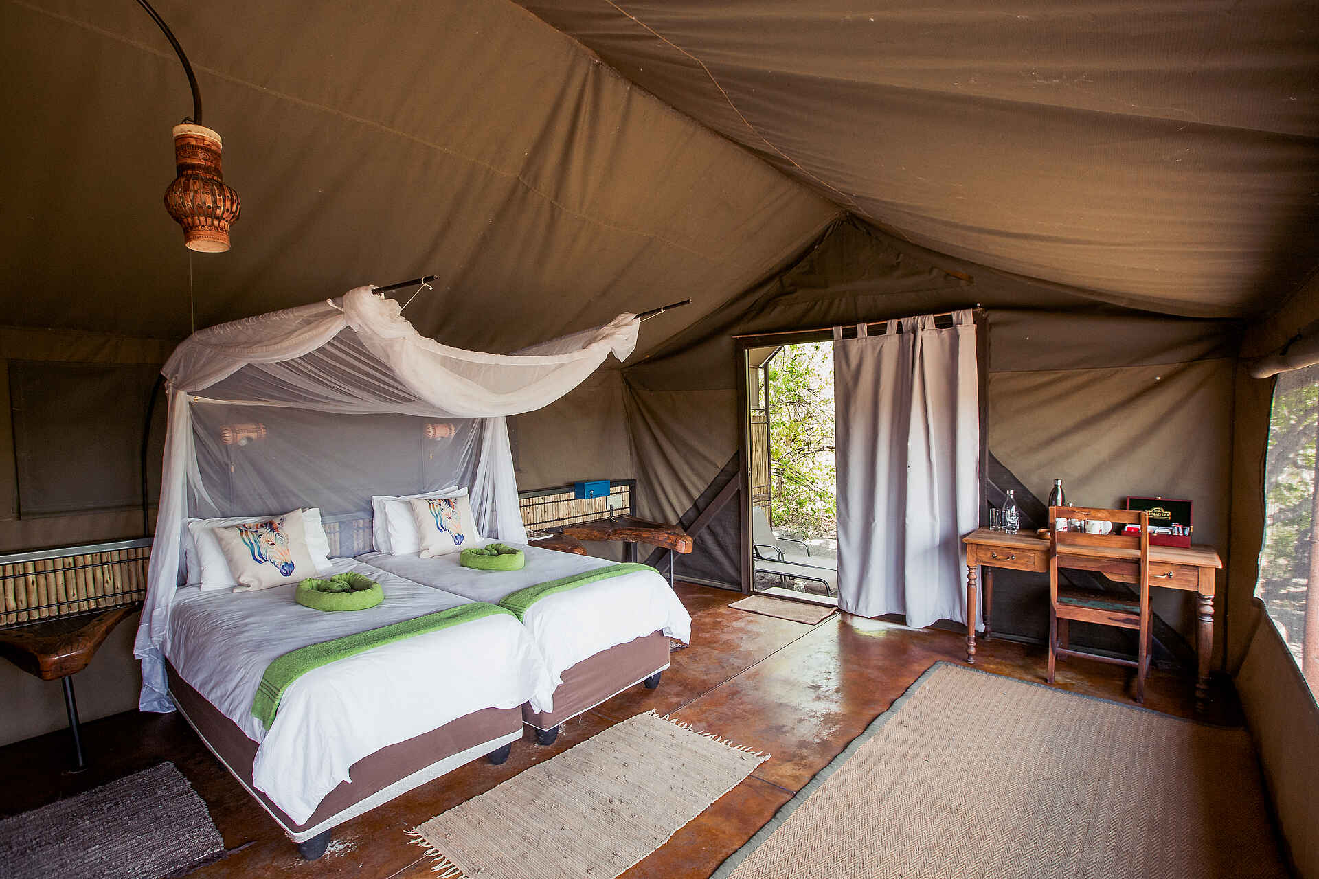 Chantelle Melzer, Jackalberry Tented Camp, Mamili National Park, Nkasa Rupara National Park, Mparamure Island, Doppelbett, Gästezelt, Moskitonetz, Teppich, Afrikarma, Afrikarma Safaris, Afrikarma Safaris. Wildnis. Hautnah., Afrikarma.de