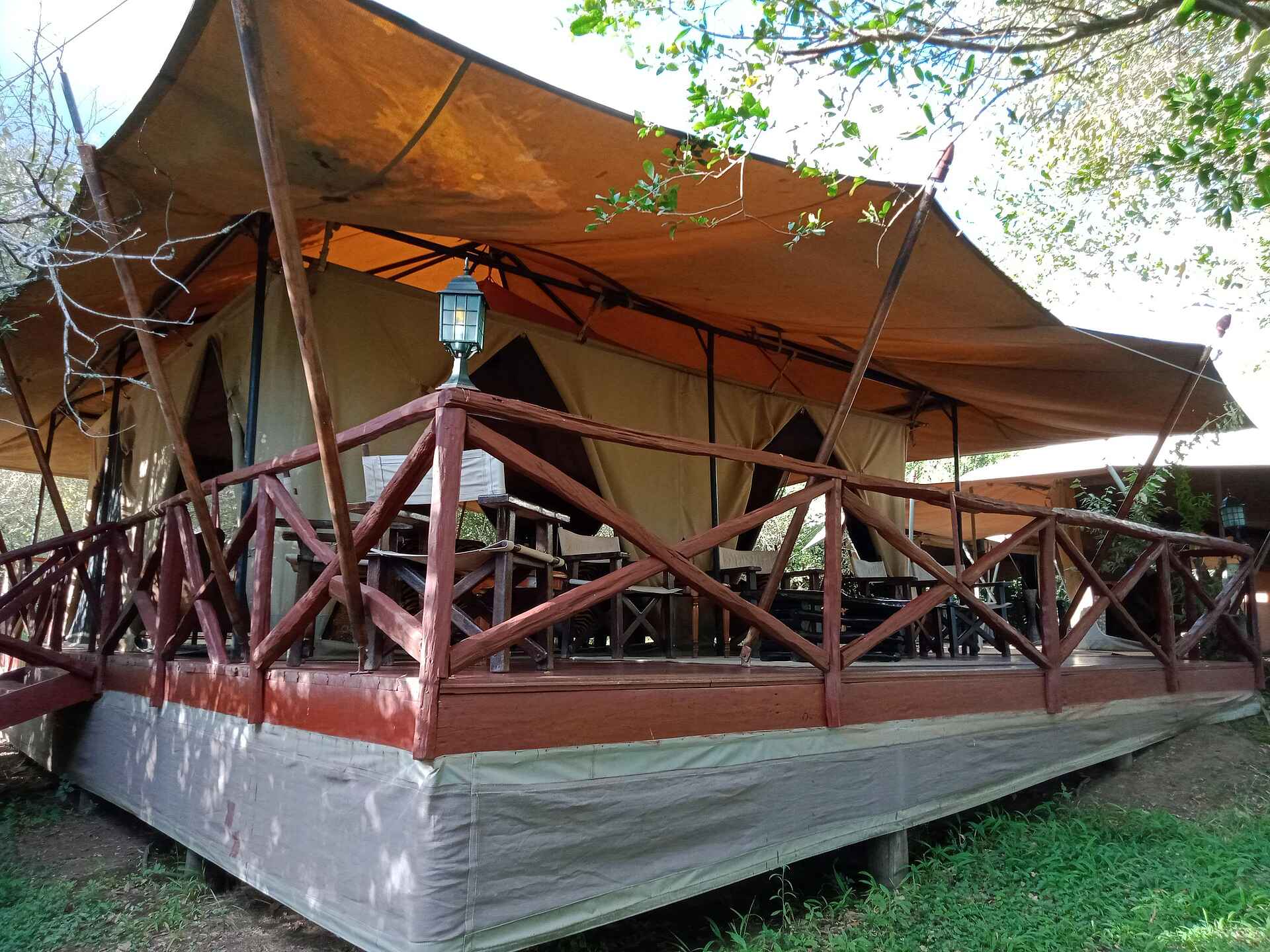 Atua Enkop, Mara National Reserve, Mara Ngenche Camp, Masai Mara, Deck, Hauptzelt, Veranda, Afrikarma, Afrikarma Safaris, Afrikarma Safaris - Wildnis. Hautnah., Afrikarma.de