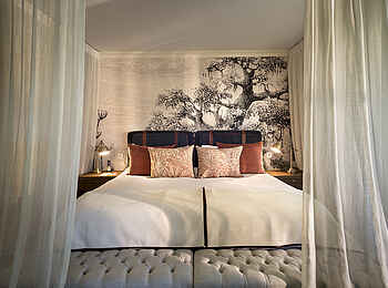 Stanley and Livingstone Boutique Hotel: Kingsize Bett mit Bild im Hintergrund Stanley and Livingstone Boutique Hotel: Kingsize Bett mit Bild im Hintergrund