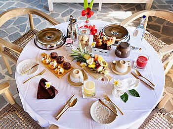 Bawe Island: Frühstück in der Sultan Villa