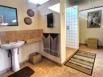 Bomani Tented Lodge: Badezimmer