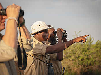 Charlie Serengeti Safari Camp: Aussicht mit Fernglas