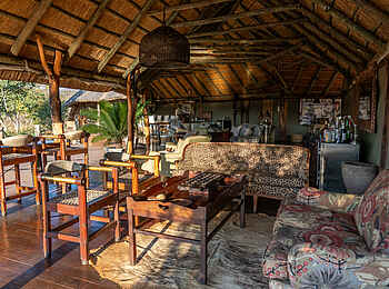 Khulu Bush Camp: Blick in die Lounge Khulu Bush Camp: Blick in die Lounge