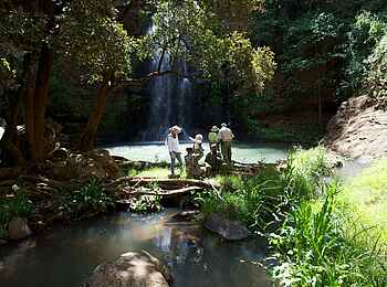Kifaru House: Besuch eines Wasserfalls Kifaru House: Besuch eines Wasserfalls