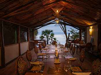 Kisima Ngeda Camp: Dinner an einer Tafel Kisima Ngeda Camp: Dinner an einer Tafel