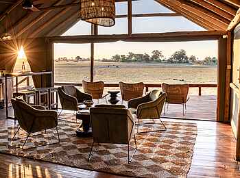 Mokolwane Camp: Blick aus der Lounge zum Wasserloch