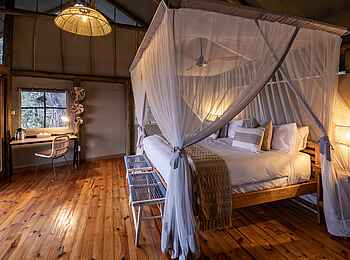 Mokolwane Camp: Doppelbett und Schreibtisch