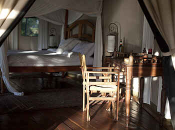 Ngare Serian Camp: Schreibtisch und Doppelbett