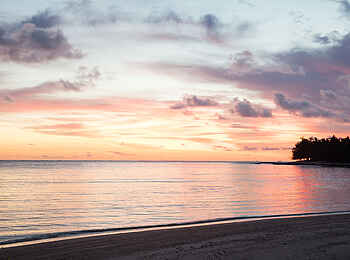 One and Only Le Saint Gerant: Sonnenaufgang am Strand