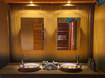 Rra Dinare Camp: Doppelwaschtisch mit Spiegeln