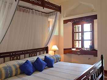 Sansibar Serena Hotel: Bett in Kingsize im Gästezimmer Sansibar Serena Hotel: Bett in Kingsize im Gästezimmer