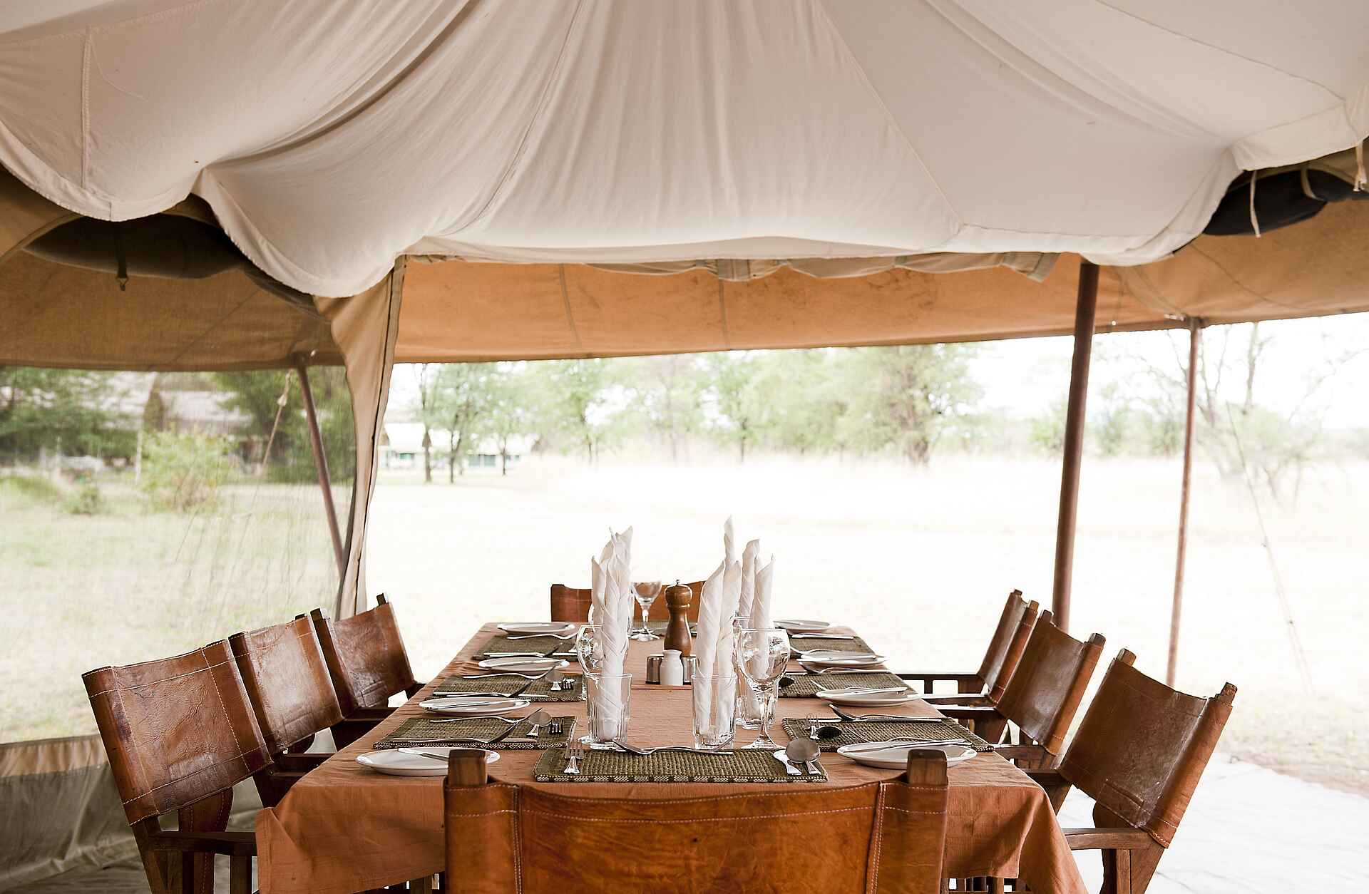 Serengeti Kati Kati Tented Camp: Esstisch Serengeti, Serengeti Kati Kati Tented Camp, Tanganyika Wilderness, Lunch, Speisezelt, afrikarma, afrikarma Safaris, afrikarma Safaris - Wildnis. Hautnah., afrikarma.de