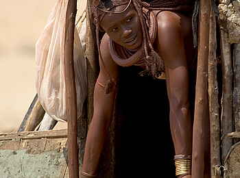 Serra Cafema: Himba-Frau vor ihrer Hütte