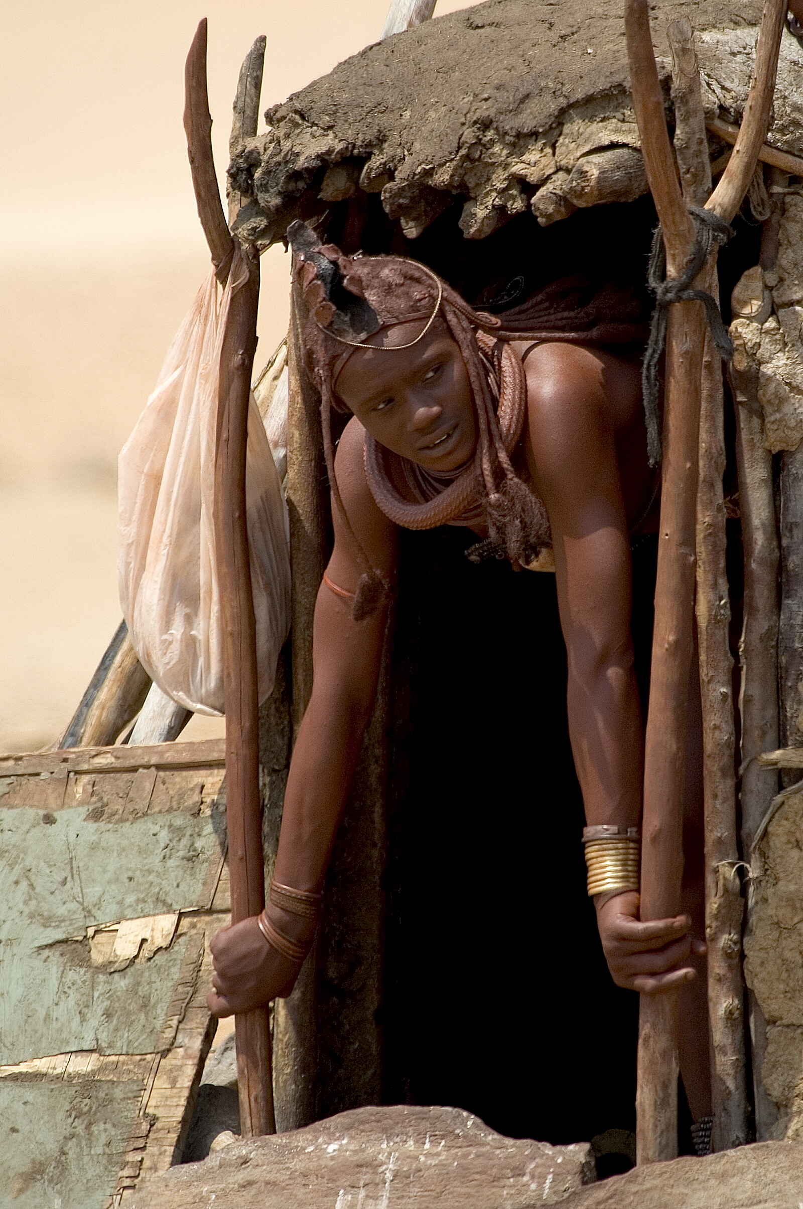 Serra Cafema: Himba-Frau vor ihrer Hütte Serra Cafema: Himba-Frau vor ihrer Hütte