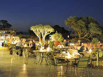 Sossusvlei Lodge: Außenterrasse bei Nacht