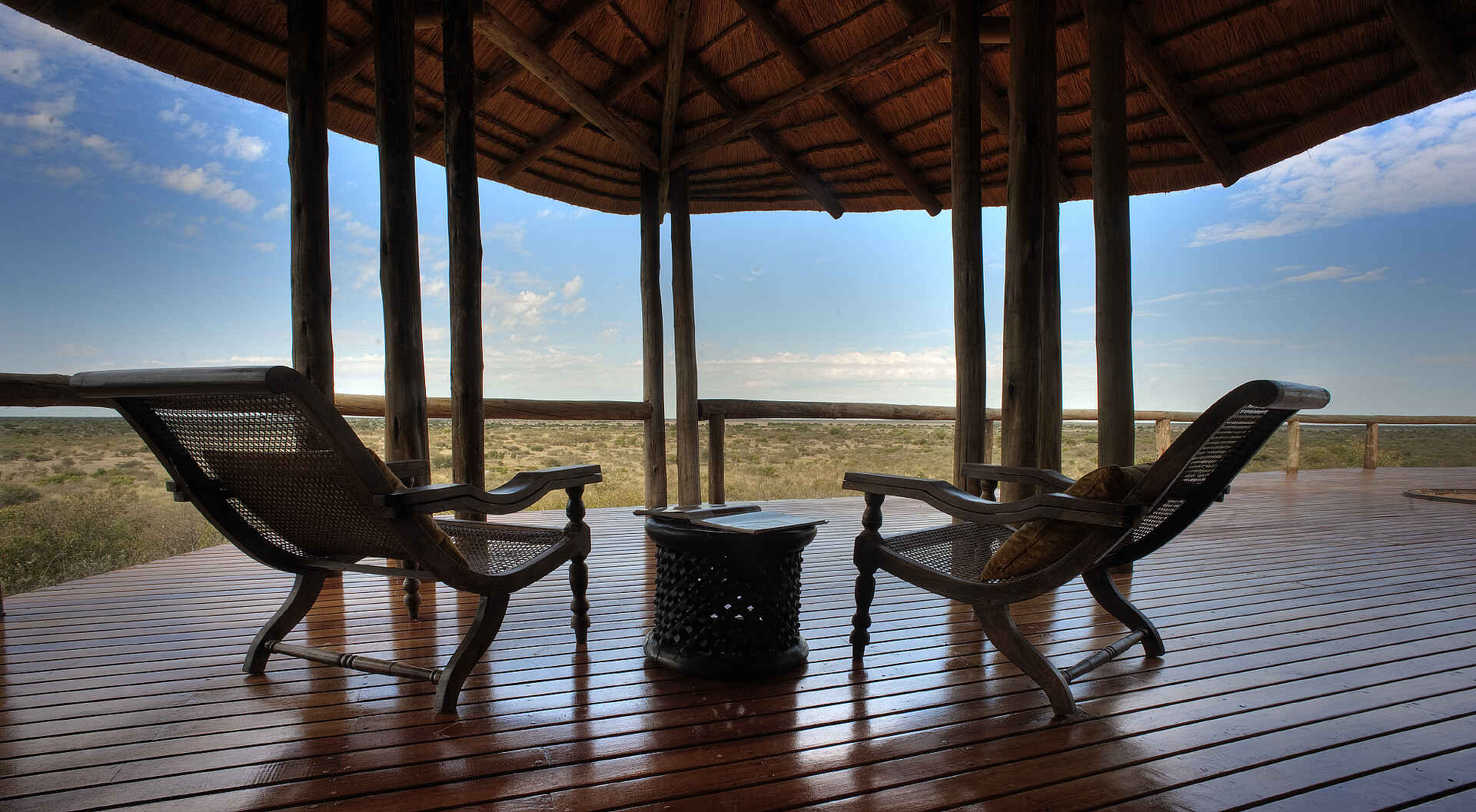 Central Kalahari Game Reserve, Deception Valley, Tau Pan, Tau Pan Camp, Aussichtsdeck, Liegestuhl, Buschmänner, San