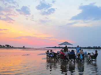 Baines River Camp: Sundowner im Sambesi Baines River Camp: Sundowner im Sambesi