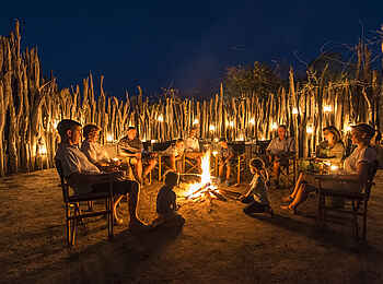 Linyanti Tented Camp: Feuer in der Boma Linyanti Tented Camp: Feuer in der Boma