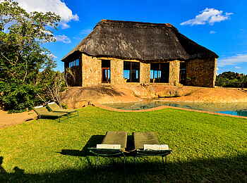 Matobo Hills Lodge: Liegestühle auf dem Rasen Matobo Hills Lodge: Liegestühle auf dem Rasen