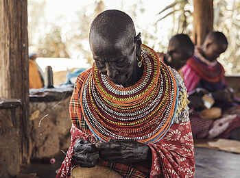 Ol Malo: Olmolo-Kunsthandwerkerin